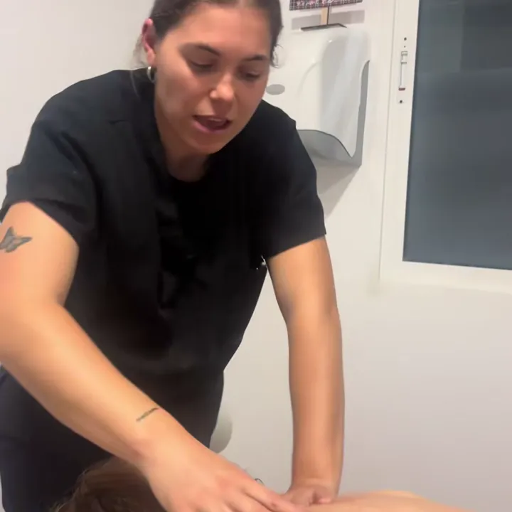 Masaje de espalda en la consulta