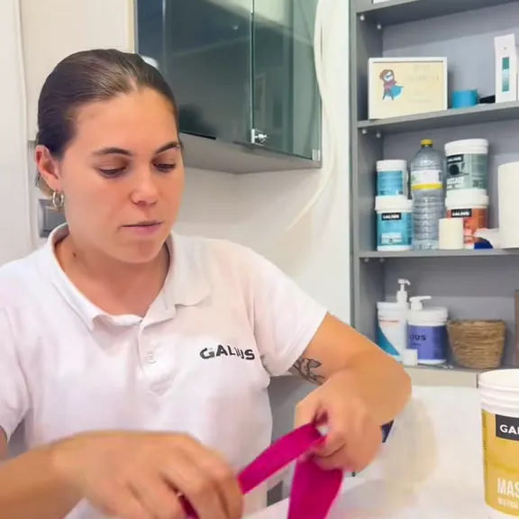 Andrea preparando un vendaje neuromuscular para la muñeca